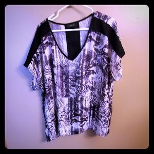 🎆Black and white patterned blouse🎆